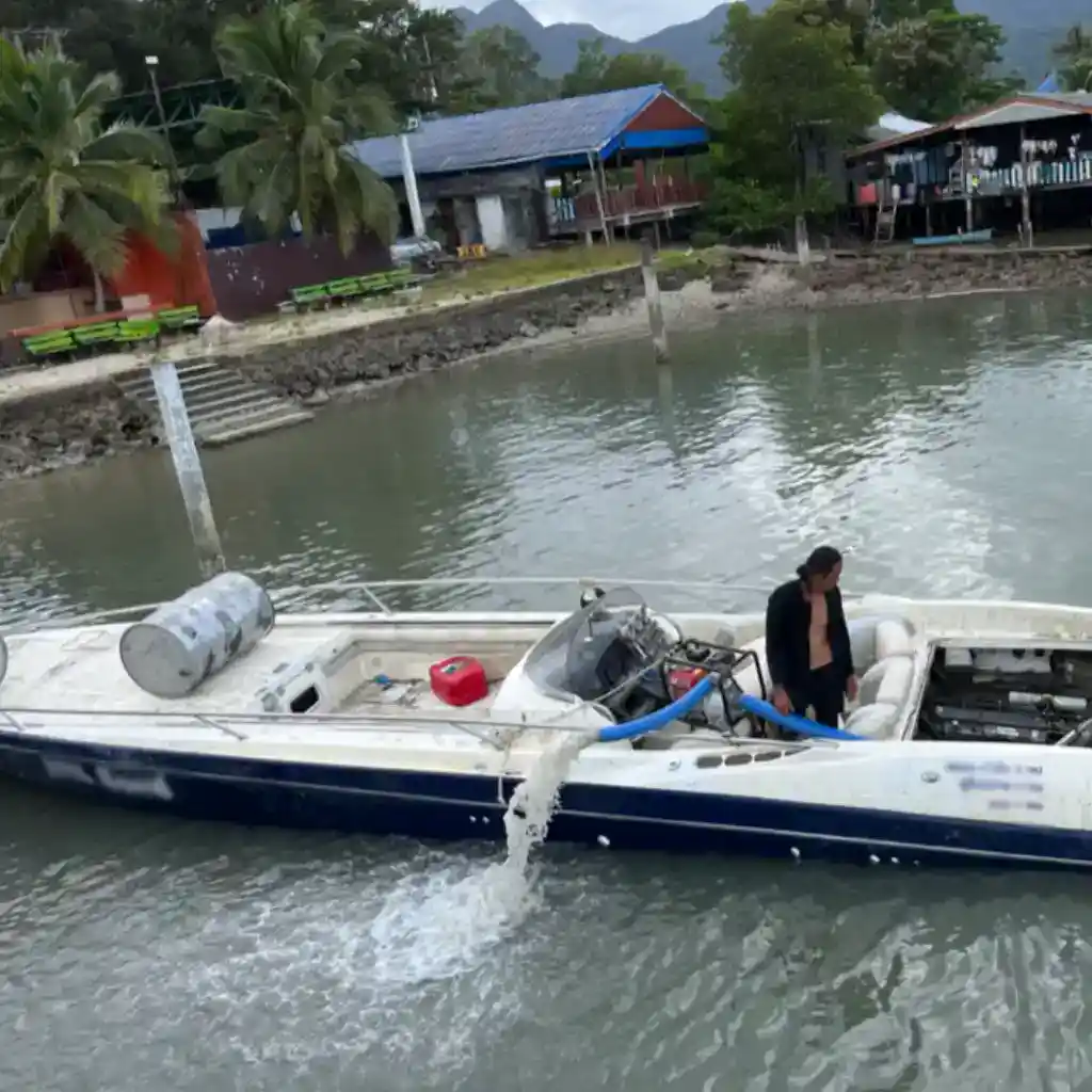 เรือลอยน้ำระหว่างการกู้คืน