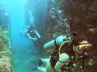 Zwei Taucher schwimmen durch einen Unterwasser-Canyon bei Hin Raab, Koh Chang