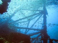 Sidemount-Taucher im dunklen Gang des Wracks HTMS Chang
