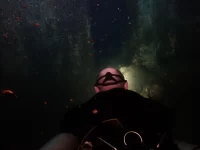 Sidemount-Taucher im dunklen Wrackgang der HTMS Chang bei einem Advanced-Tauchgang vor Koh Chang